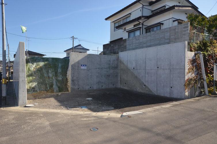 Local photos, including front road. A compartment