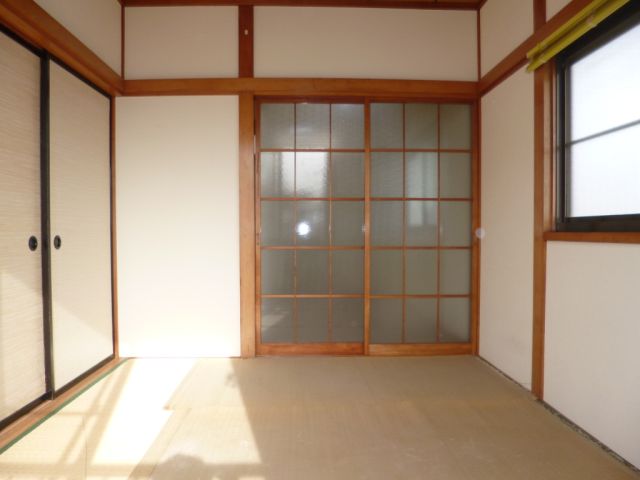 Living and room. 6 Pledge is a Japanese-style room.