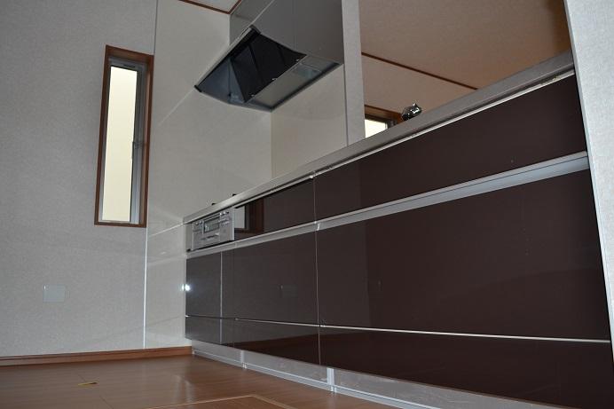 Kitchen. Same specifications Quiet sink has greatly reduce the sound and tableware sound around the splashing of water fitted with a damping material on the back side of the sink bottom. Also Serapaneru is wallpaper material of antibacterial specifications clean keep the kitchen wall with a simple care (^ 0 ^) / Water purifier on earth