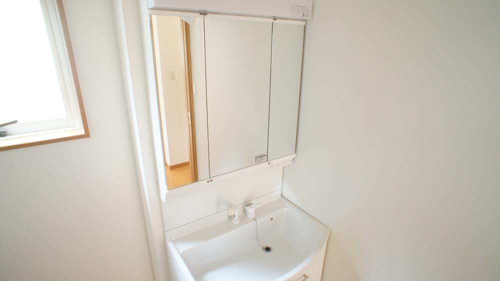 Wash basin, toilet. Same specifications Photos