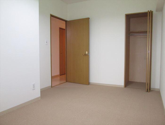 Non-living room. With storage 6 Pledge Western-style