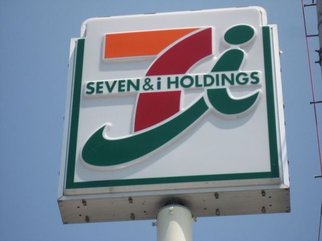 Convenience store. 700m to Seven-Eleven (convenience store)