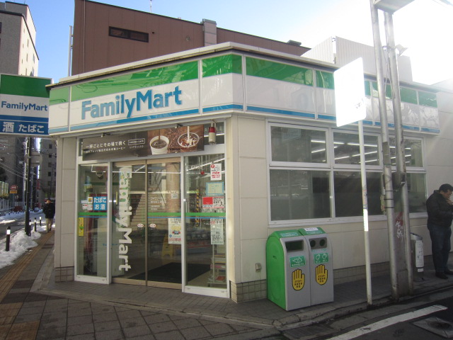 Convenience store. FamilyMart Nanko Institute Ding-dori to (convenience store) 121m