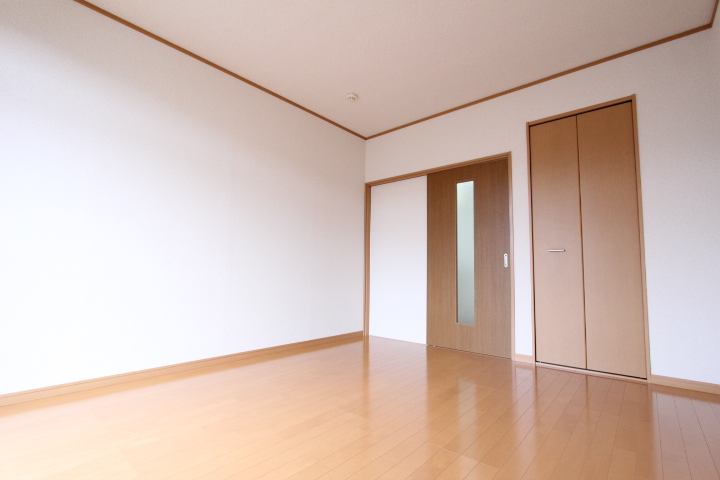 Living and room. Completed renovation to the flooring ・ Joinery also been exchanged