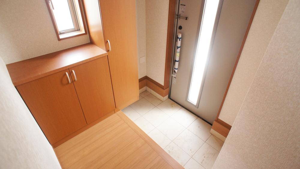 Entrance. Same specifications Photos