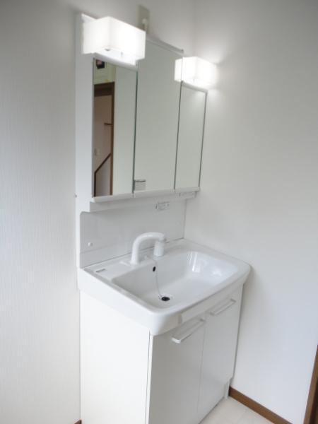 Wash basin, toilet. New goods washstand