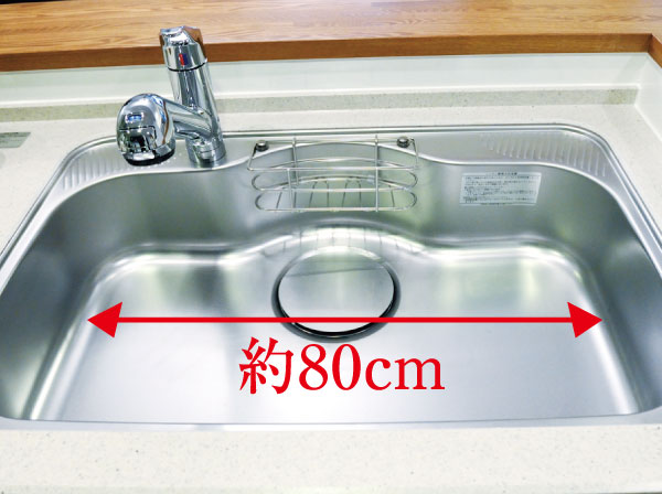 Kitchen.  [Mute silent wide sink] Because the sound is quiet, You can enjoy a conversation with a family while the washing. Also wok is also happy to wash a width of about 80cm large sink.