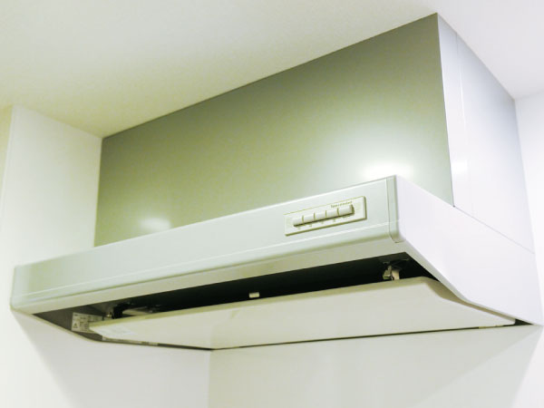 Kitchen.  [Enamel rectification Backed range hood] Due to the effect of the current plate using the draft phenomenon, Absorption power is still up. Oil stains also wiped off easily because it uses a high-quality enamel.