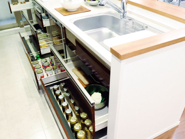 Kitchen.  [Melamine decorative plate & baseboards storage] Adopt a hard melamine decorative plate marked with dirt. We have also set up a slide storage that can be used without waste to Habaki part.
