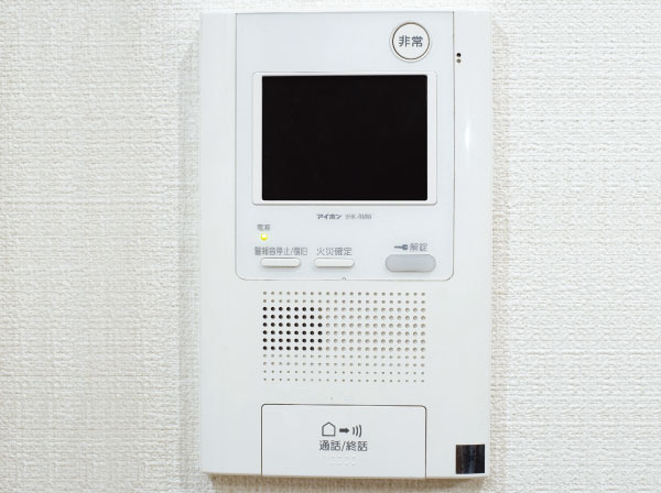 Security.  [Hands-free intercom with color monitor] Convenient hands-free intercom that can talk to without a handset. You can double check the color image and each dwelling unit entrance before the voice of the set intercom. (Same specifications)