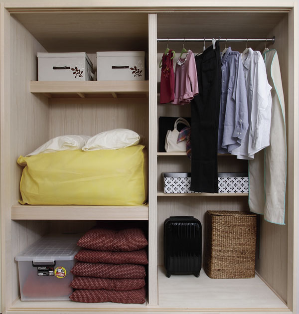 Building structure. While futon closet is provided with a pipe hanger, which is multiplied by the clothes, Futon you have secured a space that can be stored securely in a three-fold (same specification example)