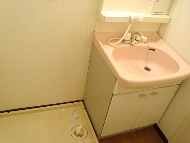 Washroom. With shampoo dresser. It can also be used as a dressing room.