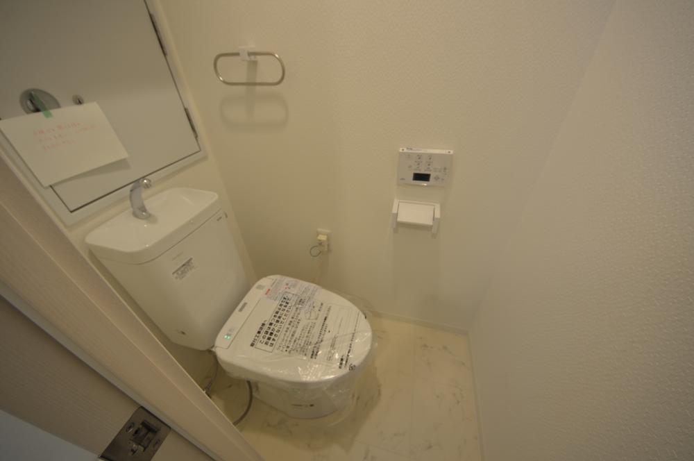 Toilet. Indoor (12 May 2013) Shooting