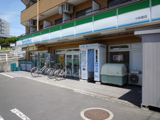 Convenience store. 250m to FamilyMart Komatsushima store (convenience store)