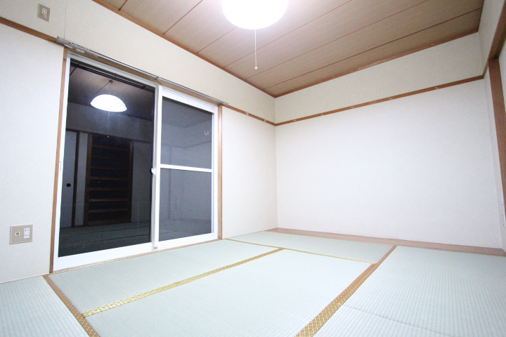 Living and room. Tatami mat replacement there. When you leave your settlement.