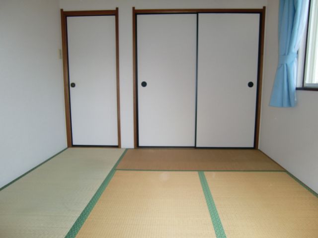 Living and room. 6 is a Pledge of Japanese-style room. Because the corner room, There is also a bay window.