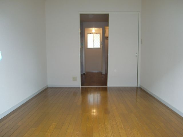 Living and room. Because between the Western and Japanese-style room is a wall, Private space is maintained.
