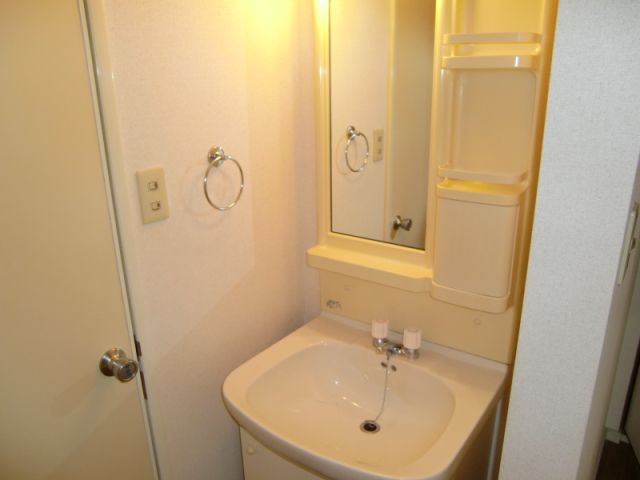 Washroom. It is a convenient washbasin in the morning of the dressing.