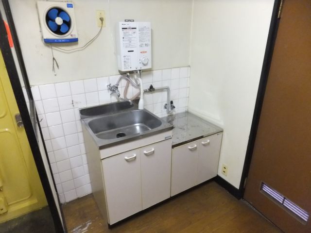 Kitchen. Two-burner stove can be installed. Because there is a water heater you can also use hot water.