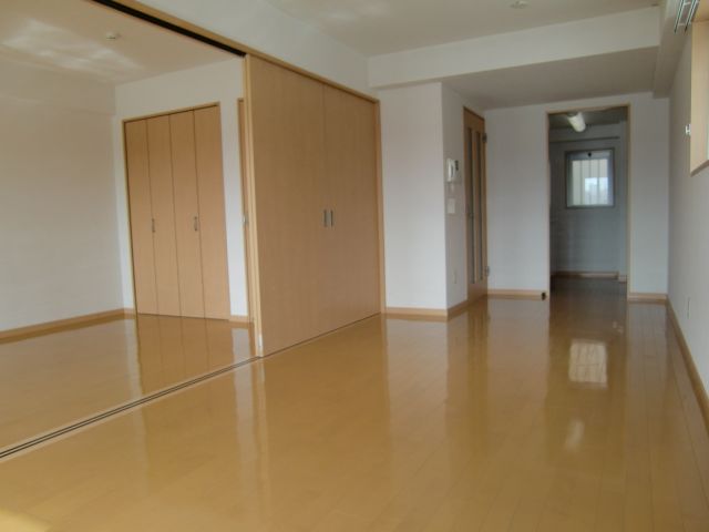 Living and room. When closing the sliding door, You can partition the Western and LDK.