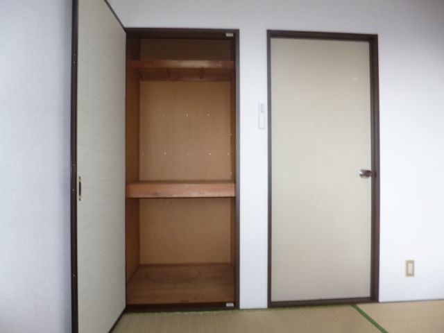 Receipt. Both Japanese-style room 2 the room there is a storage space.