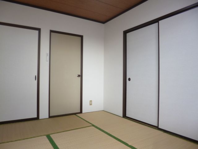 Living and room. Is a Japanese-style room 2 rooms 6 Pledge.