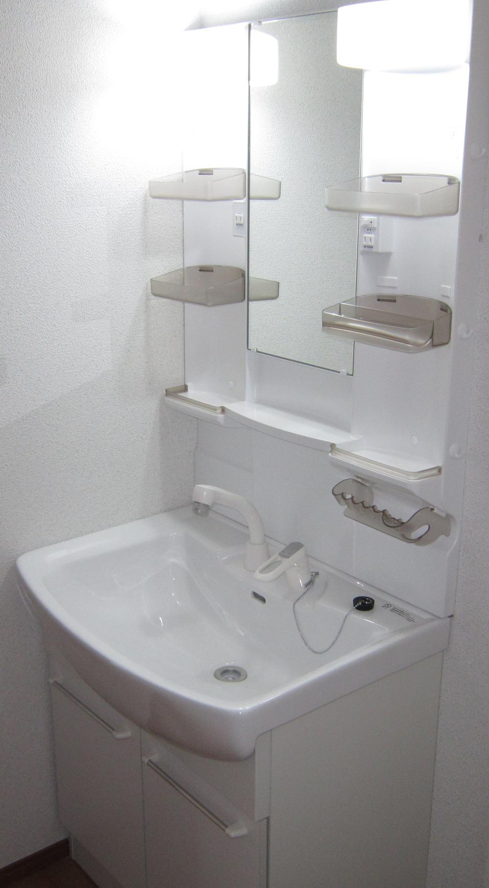 Wash basin, toilet. «Same specifications»