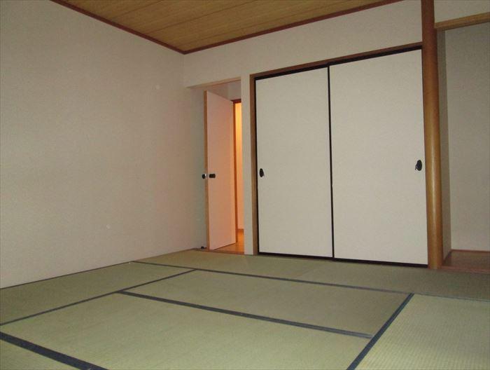 Non-living room. 8 pledge Japanese-style rooms that smell of grass