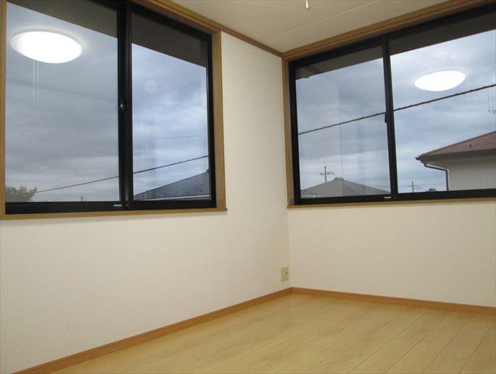 Non-living room. 2 large lighting surface Kaiyoshitsu