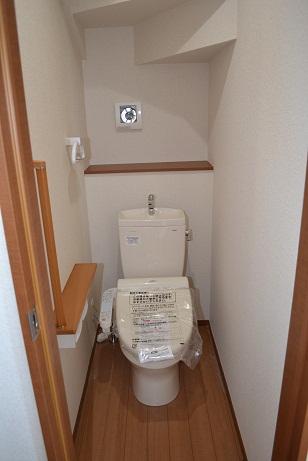 Local appearance photo. Same specifications Bidet ・ Bidet ・ Auto power deodorizing ・ Seat sensor ・ Heating toilet seat ・ Toilet seat and lid soft closure ・ Timer power saving ・ Random power-saving ・ Toilet seat and lid one-touch detachable ・ Nozzle cleaning function ・ antibacterial