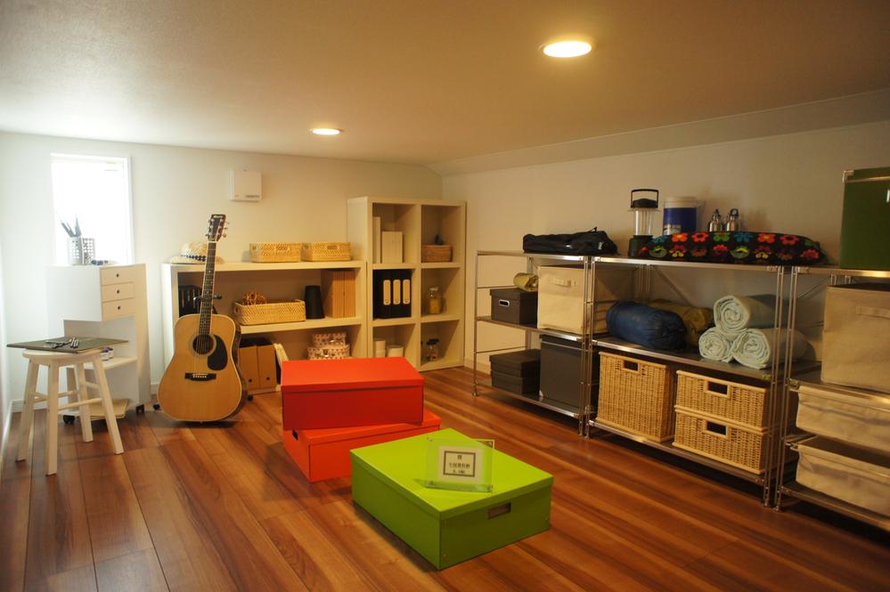 Same specifications photos (Other introspection). There is attic storage