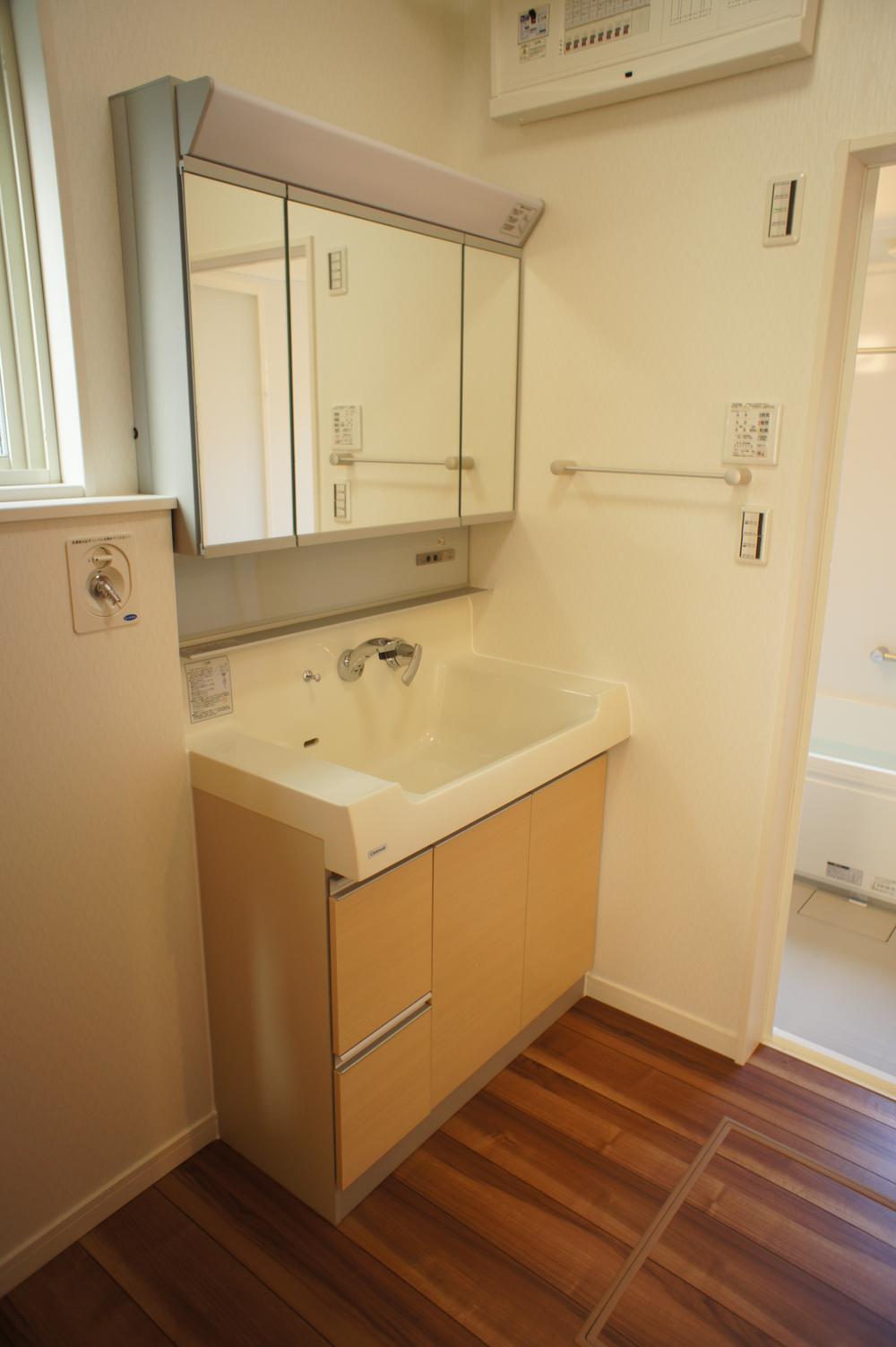 Wash basin, toilet. Mirror cabinet, Three-sided mirror. Storage space to wash dressing room!