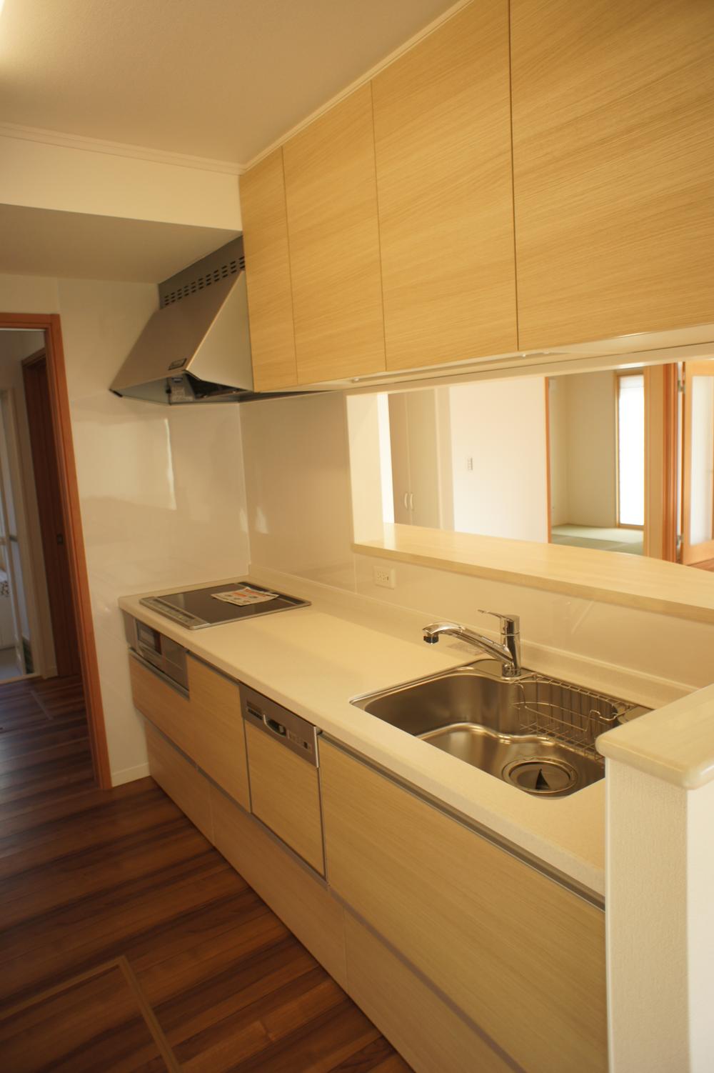 Kitchen. Dishwasher ・ IH cooking heater ・ Shower hose washing ・ Artificial marble top