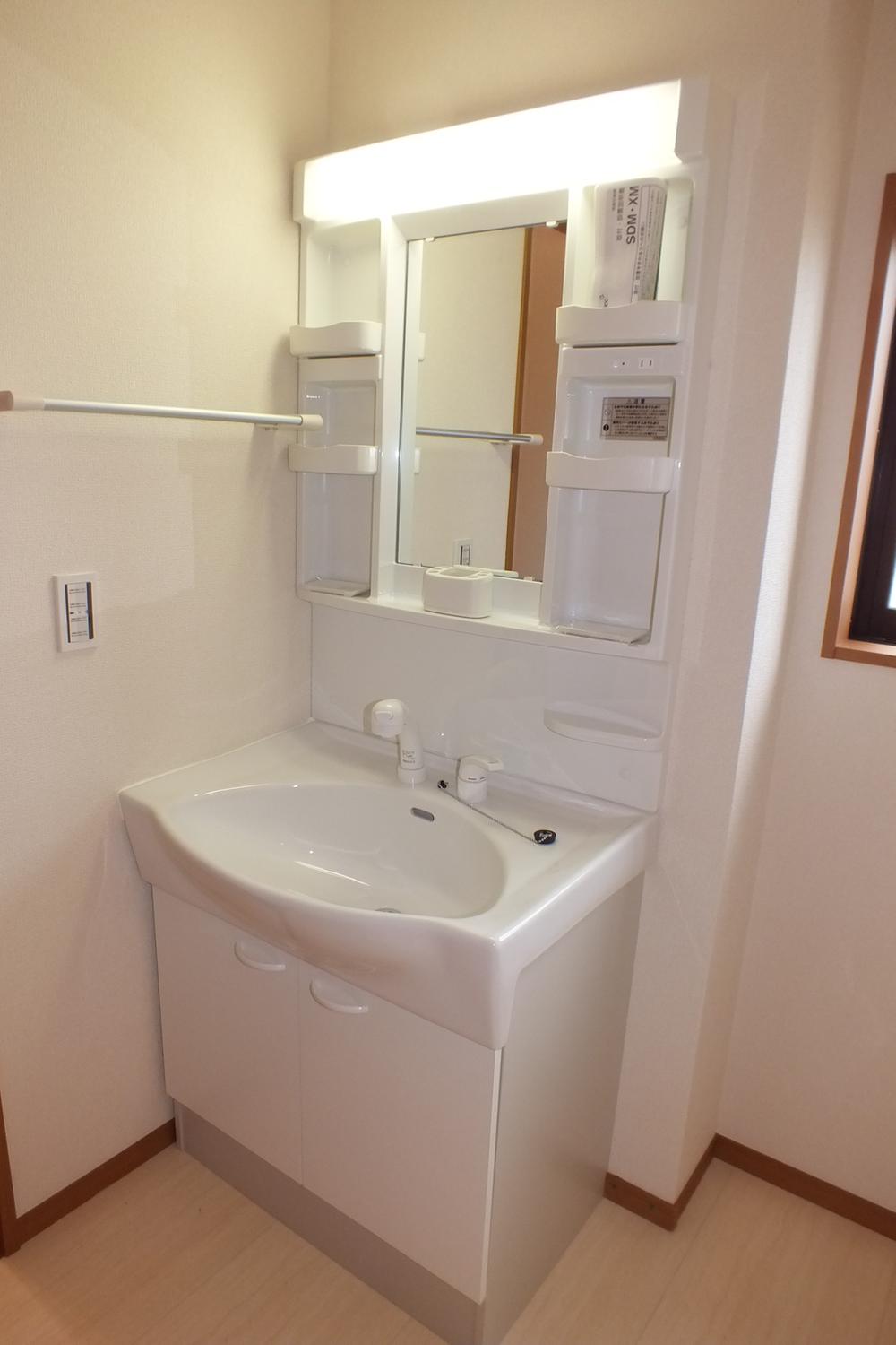 Wash basin, toilet. «Same specifications»