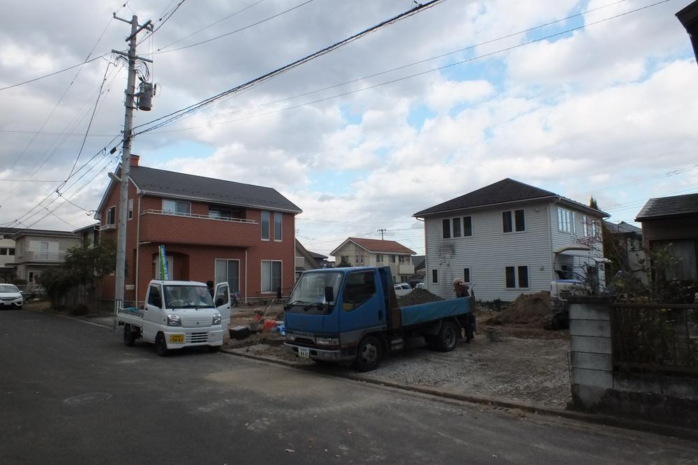 Local photos, including front road. Local (11 May 2013) Shooting