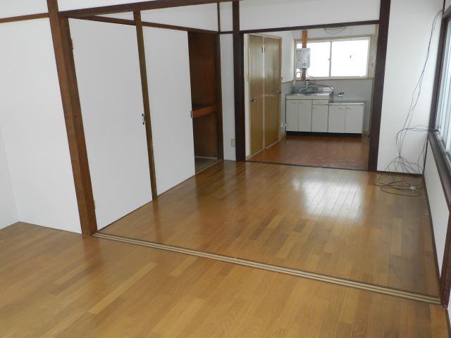 Living and room. Spacious 14.2 tatami rooms