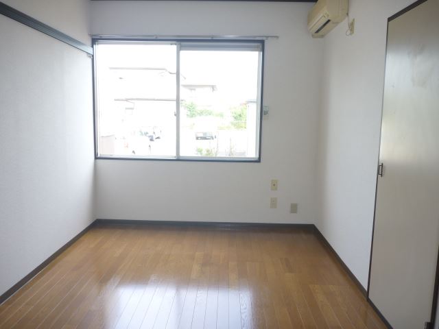 Living and room. Western-style 6 tatami flooring. Air conditioning comes with.