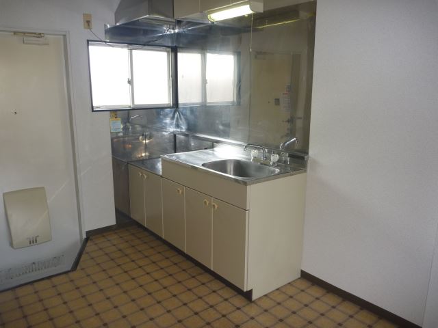 Kitchen. Also impetus dishes in the sink of bright with windows.