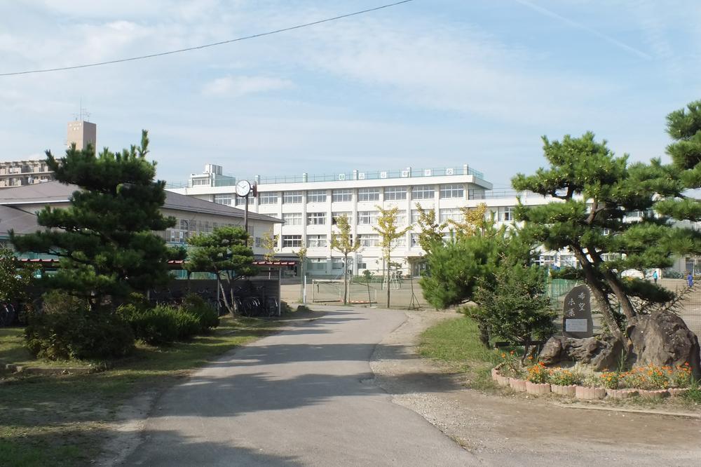 Junior high school. 1760m to Sendai Municipal Takasago junior high school