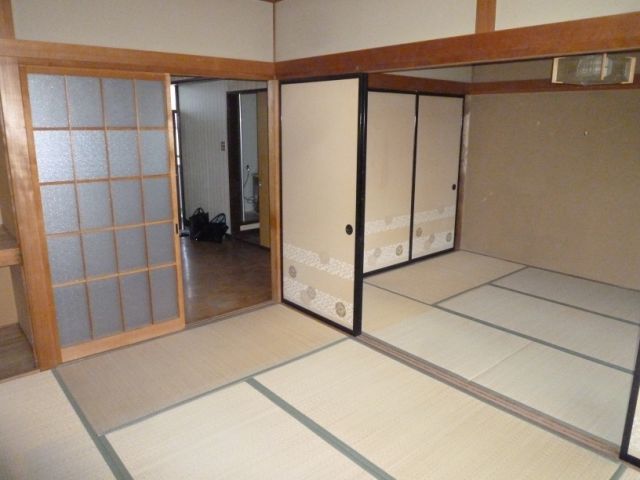 Living and room. You can use the room To spacious you open the sliding door