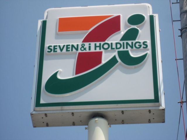 Convenience store. 610m to Seven-Eleven (convenience store)