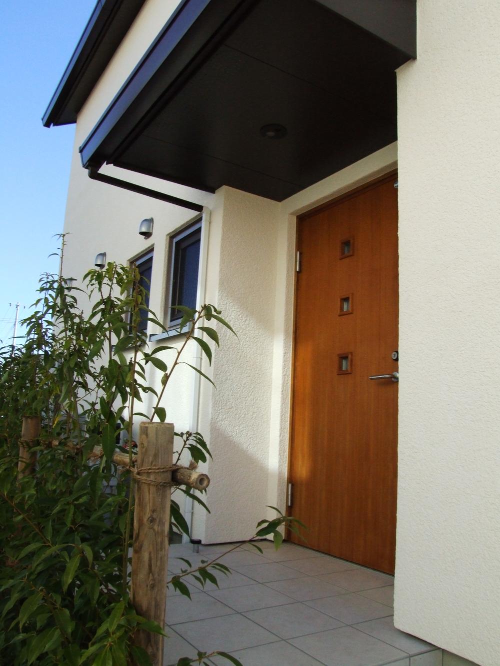 Local appearance photo. Simple, modern appearance that was the white tones. High-quality equipment, Refined to specification design.  Local (11 May 2013) Shooting