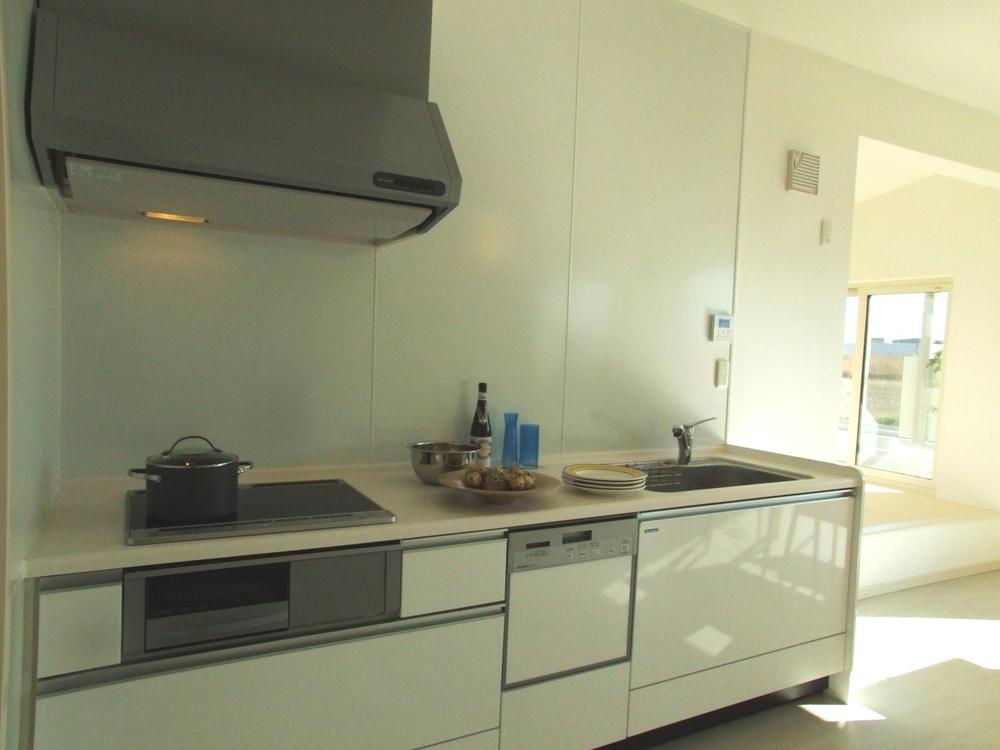 Kitchen. White kitchen longing of mom! Dishwasher support the kitchen work Indoor (11 May 2013) Shooting