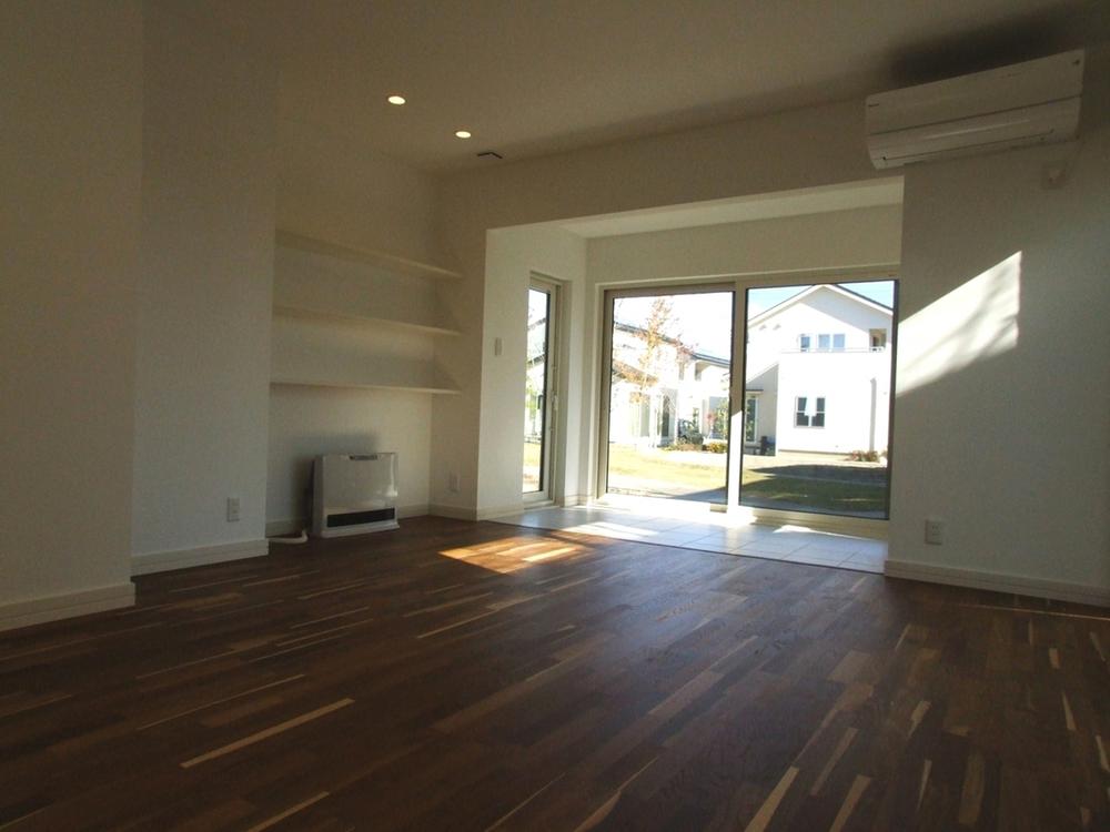 Living. Living separated to moderate  Indoor (11 May 2013) Shooting