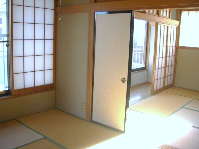Living and room. Japanese-style room 8 quires / 6 Pledge