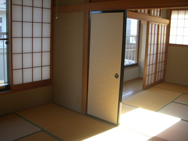 Living and room. Furthermore it is changed to a large Japanese-style room by removing the bran