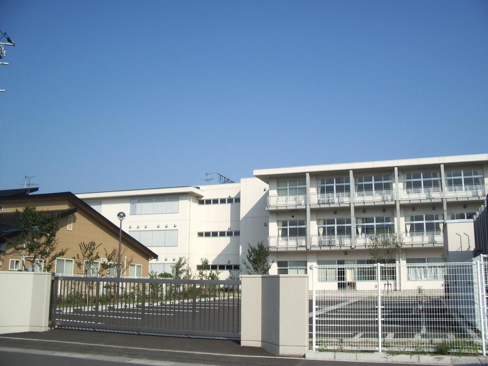 Primary school. Iwakiri until elementary school 200m