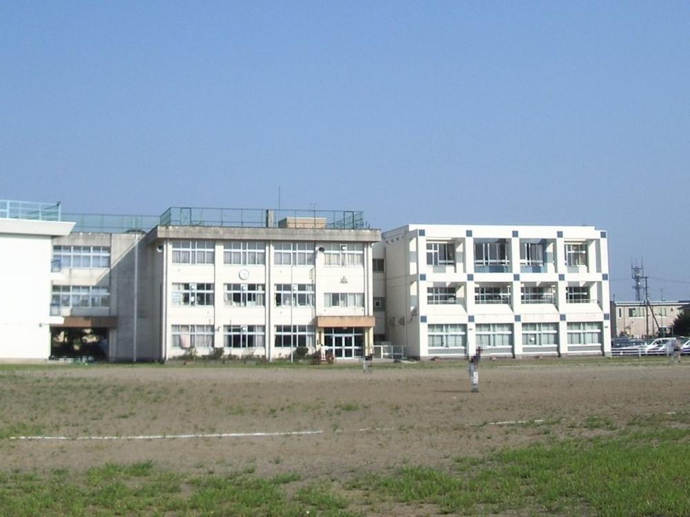 Junior high school. Iwakiri 90m until junior high school