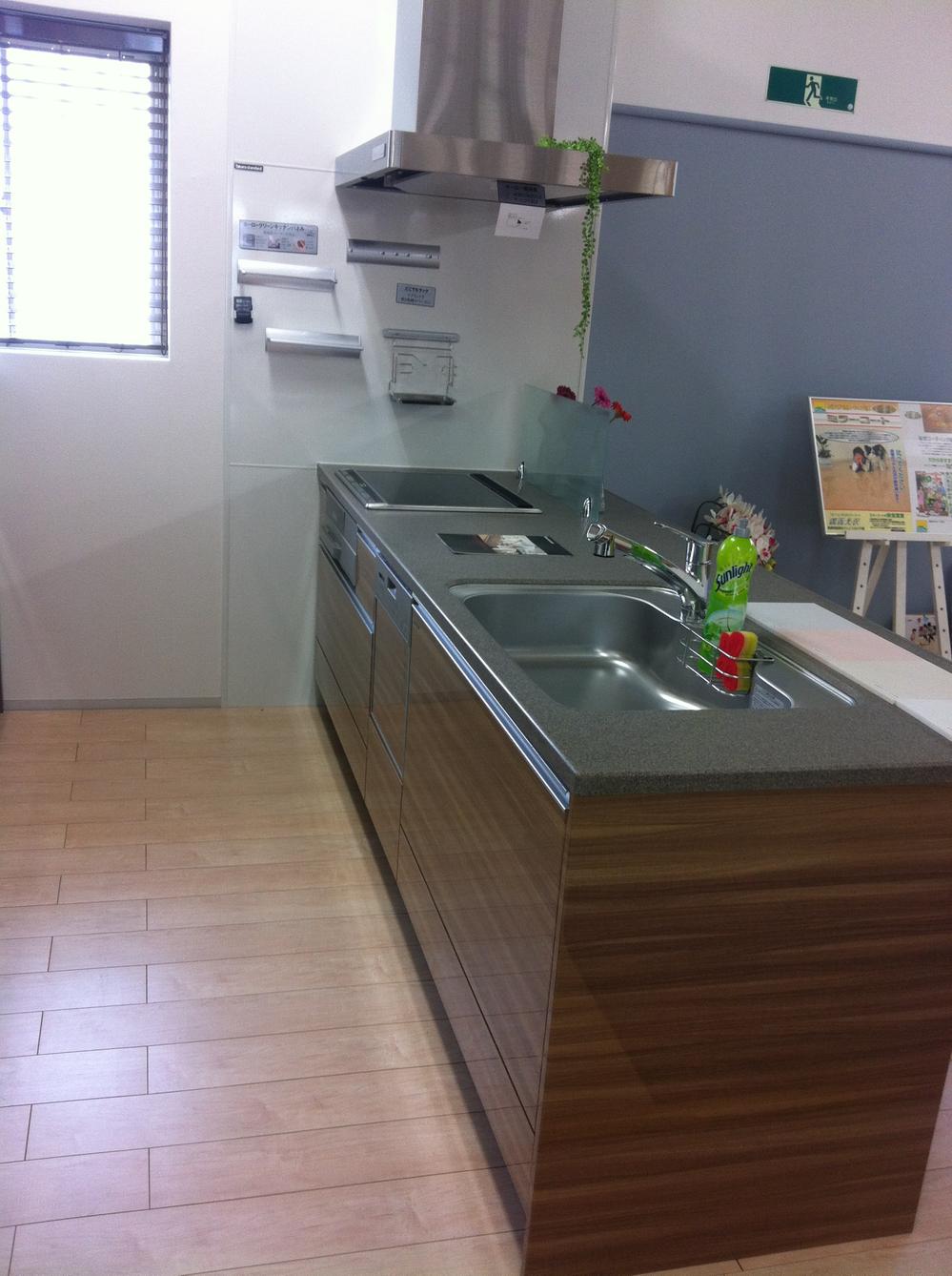 Kitchen. Is a high-quality look of wood grain. Enamel panels and artificial marble is strong Takara Standard-made system to scratches and dirt easy to clean Features.  ※ The photograph for the model photo, Different from the one that is actually installed.