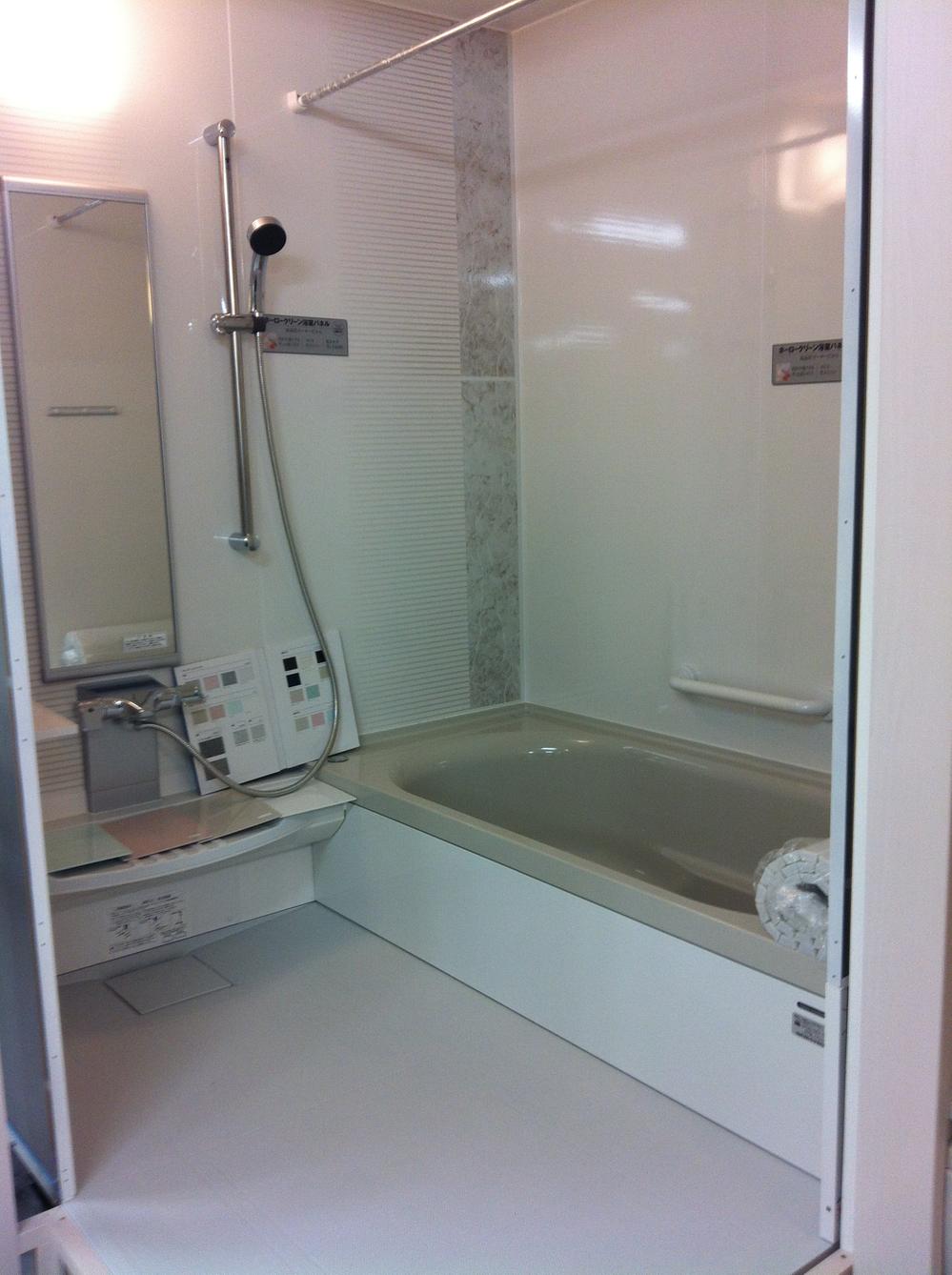 Bathroom. Earthquake-proof, Cleanability, It is excellent in such as heat insulation, Takara Standard made bathroom that does not lose to intensity 6 upper equivalent of an earthquake in the frame structure ※ The photograph for the model photo, Different from the one that is actually installed